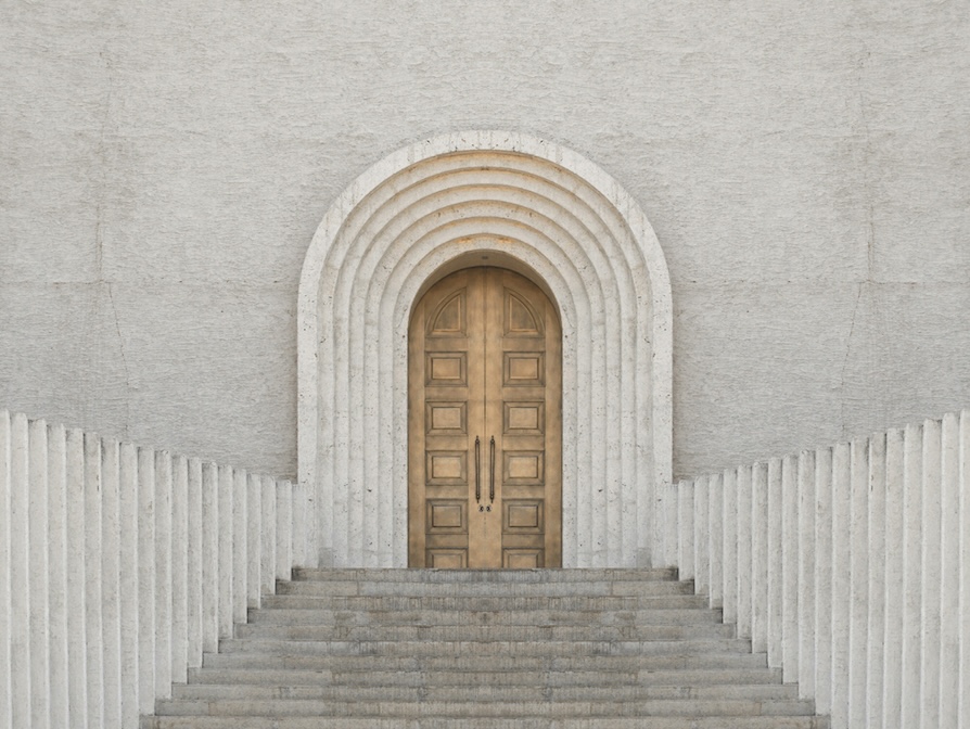 Ausschnitt eines modernen, gräulichen Kirchengebäudes. Treppenstufen führen zu einer holzfarbenen Tür